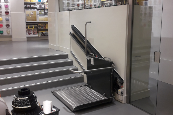 Person trappelift indendørs i Lego butik | HYDRO-CON A/S