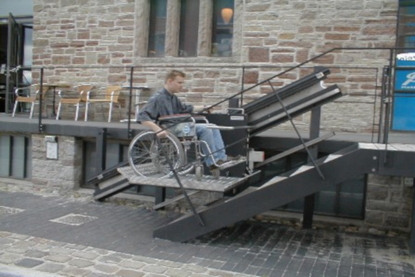 Udendørs Persontrappelift med kørestolsbruger  | HYDRO-CON A/S