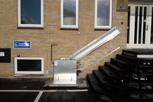 Trappelift til kørestolsbrugere placeret udendørs | HYDRO-CON A/S