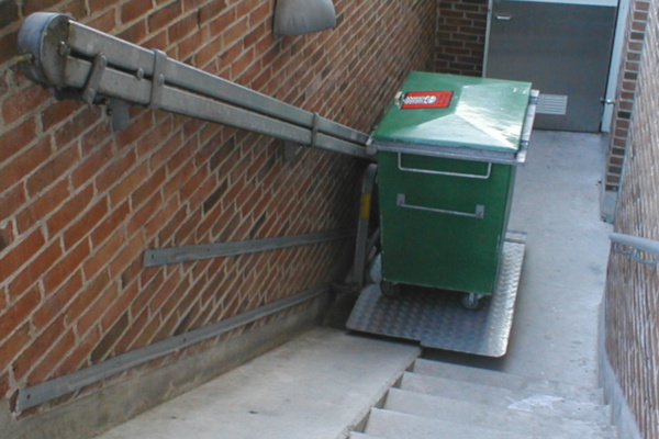 Udendørs gods trappelift med affaldscontainer | HYDRO-CON A/s